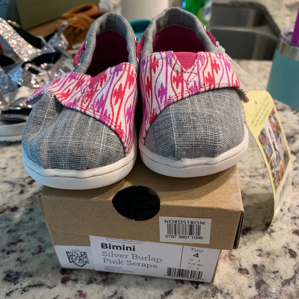 TOMS size 4